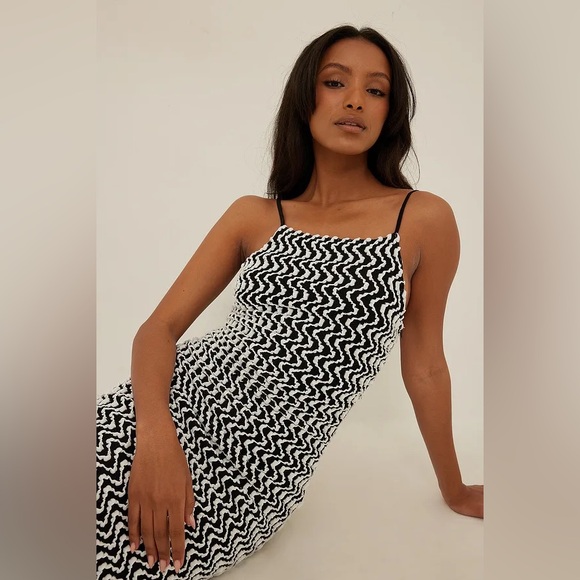 NA-KD Black and White Structured Maxi Dress - Picture 3 of 7